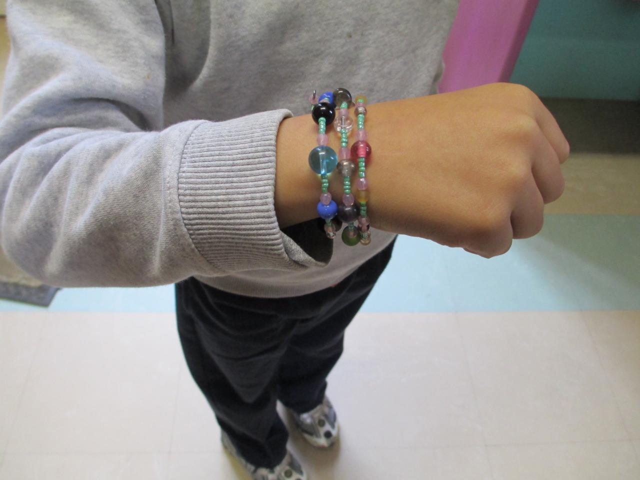Réalisation bracelet, Clément 6 ans