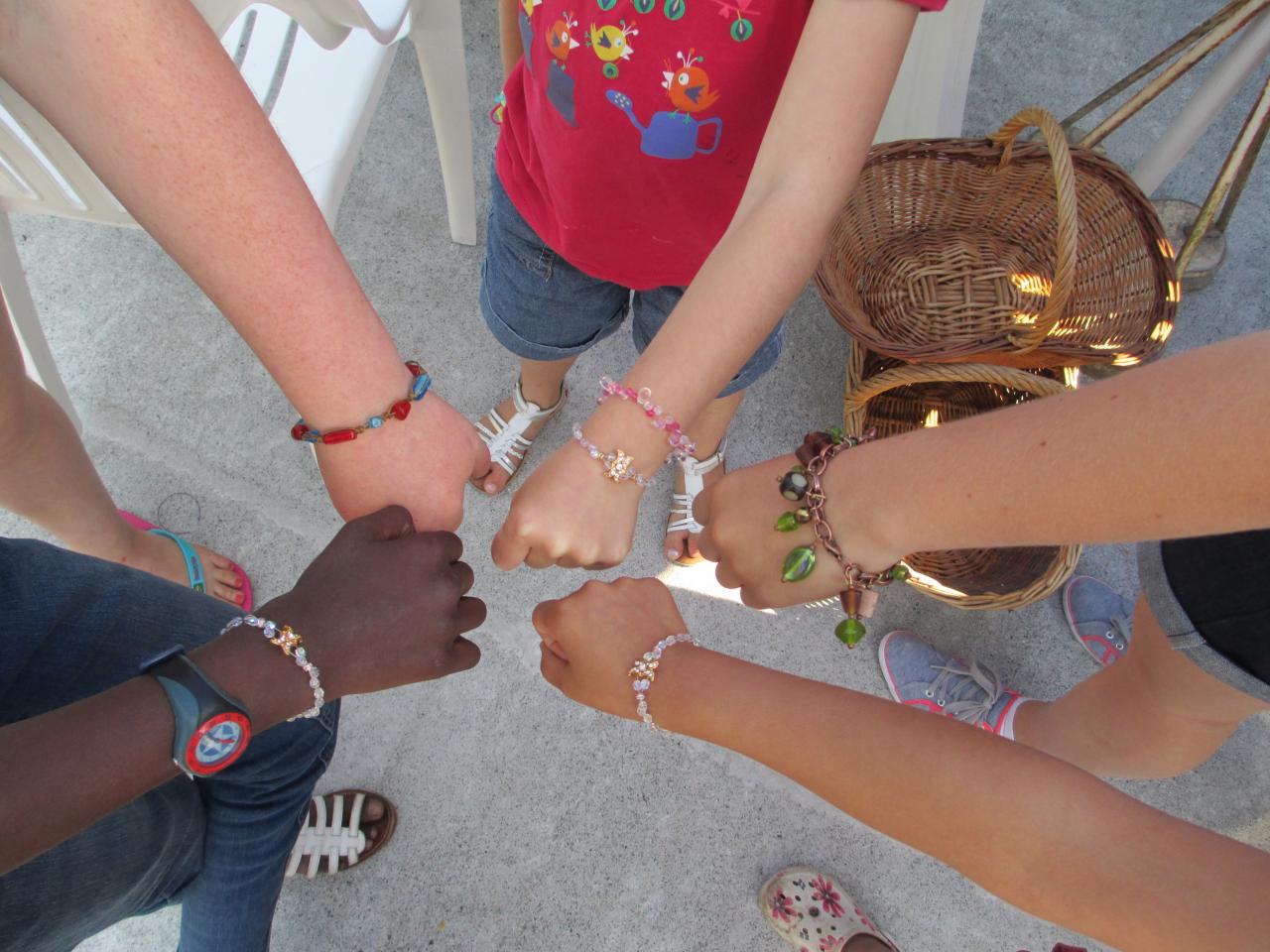 Bracelets réalisés par les enfants chez Pascaline à Corlay